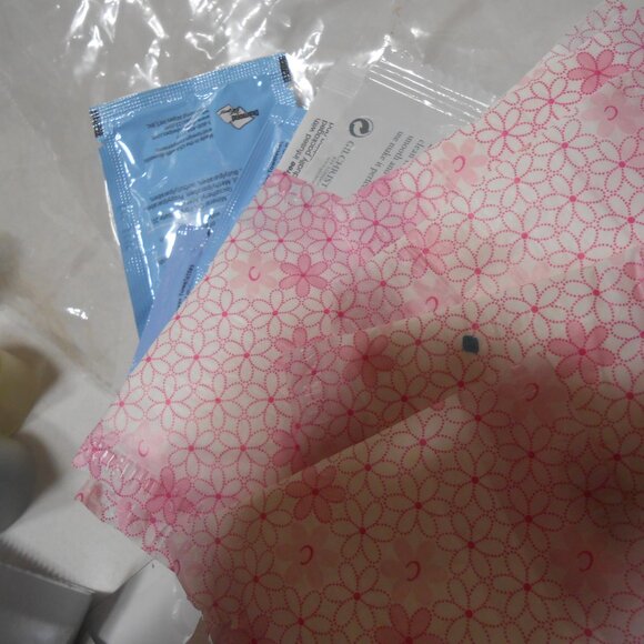 FAMILY LOT TRAVEL & FULL SIZE LOTION SHAMPOO DEODORANT RAZORS PANTY LINERS SOAP - Picture 4 of 9